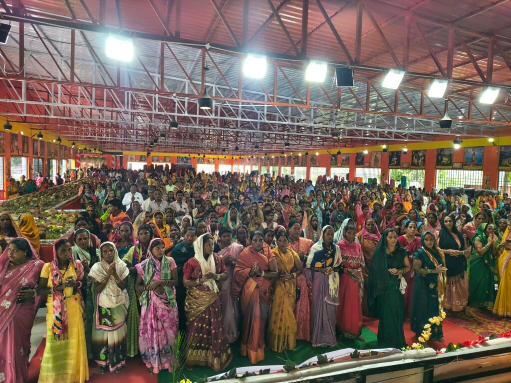 अवैध धर्मांतरण के शिकार 500 लोगों की तेंदुआ धाम में हुई घर वापसी. प्रबल प्रताप सिंह जूदेव ने कहा-सनातन संस्कृति की जड़ें गहरी, इसे समाप्त नहीं किया जा सकता। प्रांत घर वापसी प्रमुख अंजू गबेल भी रही मौजूद. अवसर था श्रावणी मास पर सवा लाख पार्थिव शिवलिंग पूजन कार्यक्रम का. आश्रम के संस्थापक डॉ अशोक हरिवंश ने कहा-नारी शक्तिपीठ के रूप में विकसित होगा राम मिलेंगे आश्रम kshititech