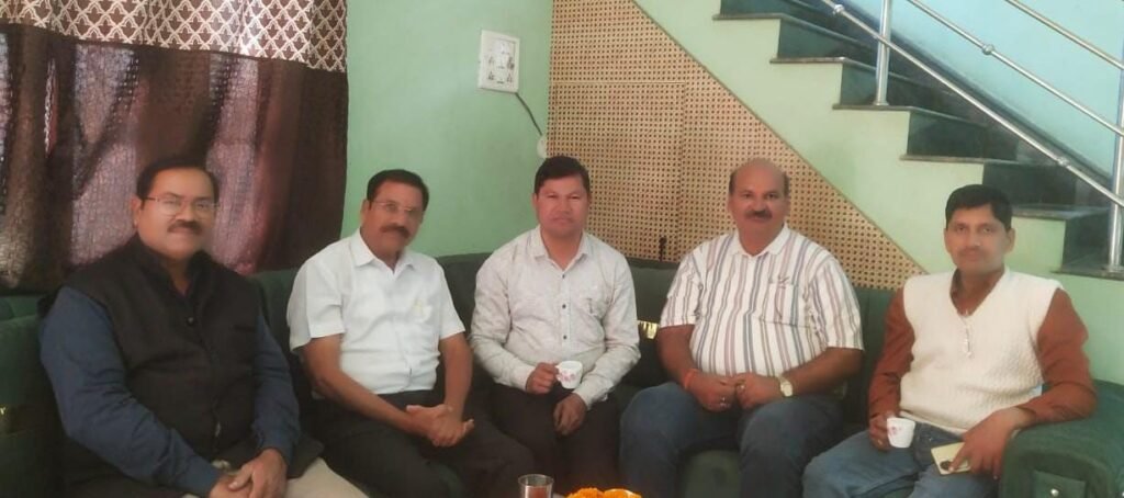 विभागीय पदोन्नति में टीईटी की अनिवार्यता पर शिक्षक संघ का कड़ा विरोध.नियमों में प्रावधान नहीं, फिर पदोन्नति में टीईटी अनिवार्य करना शिक्षकों के साथ अन्याय -संजय ठाकुर एवं मनोज राय.वरिष्ठता के आधार पर तत्काल पदोन्नति की मांग, वर्ष 2028 तक टीईटी उत्तीर्ण करने का मिले अवसर. जांजगीर-चांपा जिला इकाई के अध्यक्ष रविंद्र द्विवेदी ने दी जानकारी kshititech