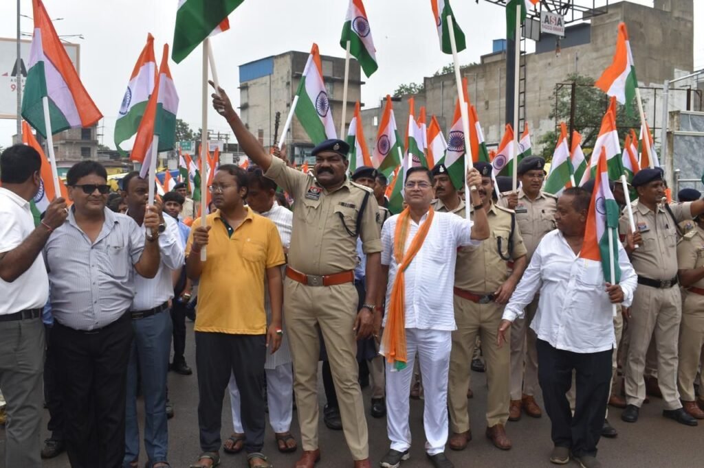 शक्ति के नगर पालिका अध्यक्ष श्यामसुंदर अग्रवाल ने किया तिरंगा यात्रा का आत्मीय स्वागत- यात्रा में शामिल लोगों को कराया जलपान. जिले के कलेक्टर एवं पुलिस अधीक्षक भी मौजूद रहे तिरंगा यात्रा में. पुरी यात्रा में विद्यार्थियों का अनुशासन रहा लोगों के लिए प्रेरणा kshititech