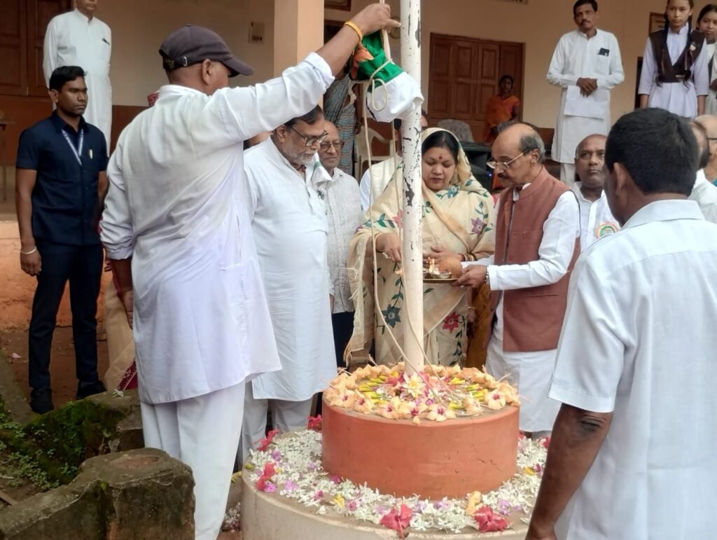 शक्ति के सरस्वती शिशु मंदिर में सांसद कमलेश जांगड़े ने किया ध्वजारोहण.विद्यालय के बच्चों ने हिंदी अंग्रेजी एवं संस्कृत में स्वतंत्रता दिवस के प्रस्तुत किए भाषण. अध्यक्ष रामावतार अग्रवाल ने कहा- स्वतंत्रता की यह वर्षगांठ हम सभी देशवासियों के लिए गौरवशाली kshititech