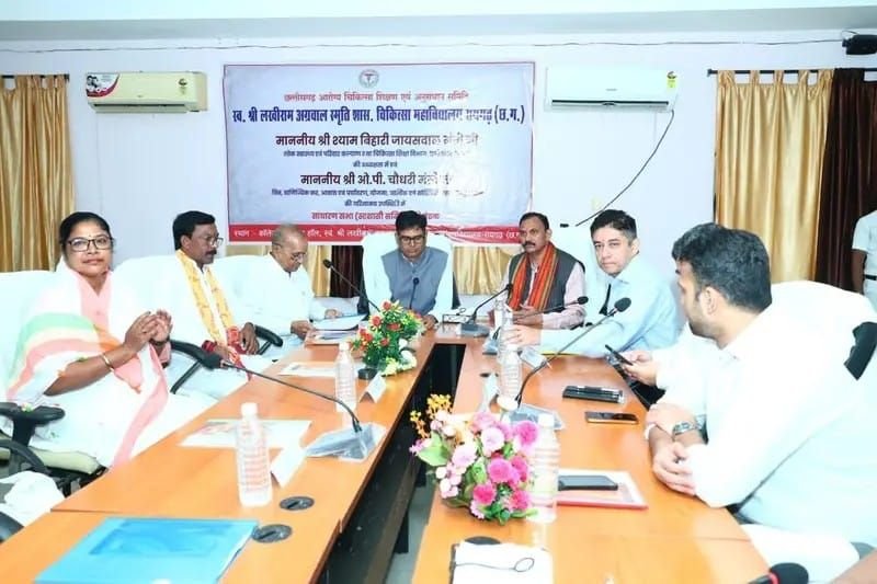 रायगढ़ के मेडिकल कॉलेज में आयोजित वित्त मंत्री एवं स्वास्थ्य मंत्री की बैठक में सम्मिलित हुए खनिज विकास निगम के पूर्व अध्यक्ष गिरधर गुप्ता. बैठक में गिरधर गुप्ता ने भी दिए अपने महत्वपूर्ण सुझाव kshititech