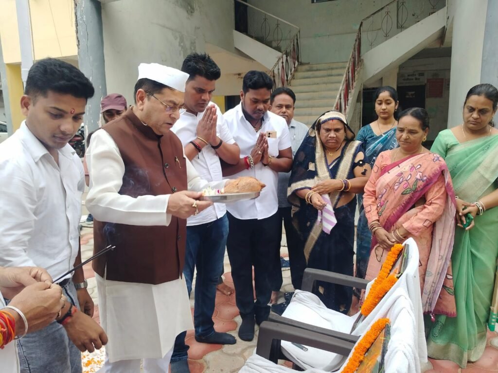 नगर पालिका कार्यालय शक्ति में हुआ स्वतंत्रता दिवस पर ध्वजारोहण का कार्यक्रम .अध्यक्ष उपाध्यक्ष सहित जनप्रतिनिधि एवं पालिका परिवार के कर्मचारी रहे मौजूद. अध्यक्ष श्याम सुंदर ने दी समस्त शहर वासियों को स्वतंत्रता दिवस की बधाई kshititech