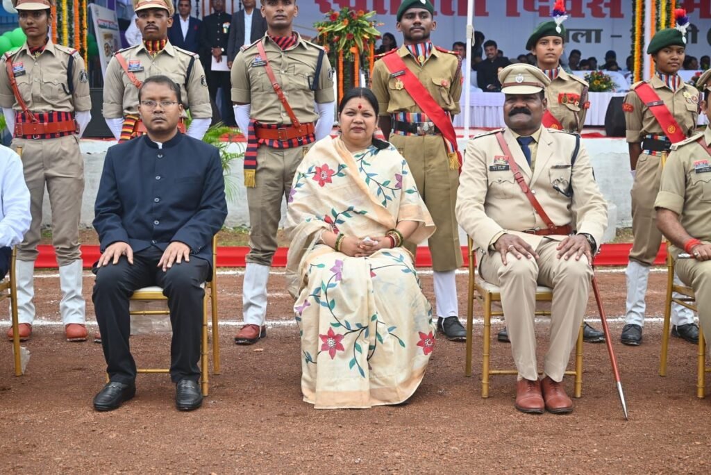 शक्ति जिला मुख्यालय में उत्साह के साथ मनाया गया स्वतंत्रता दिवस का राष्ट्रीय पर्व- सांसद कमलेश जांगड़े रही मुख्य अतिथि. कलेक्टर एसपी सहित जनप्रतिनिधियों की मौजूदगी में हुआ ध्वजारोहण. विद्यालय के बच्चों की सुंदर प्रस्तुति पर जिले वासियों ने करी सराहना शक्ति जिला मुख्यालय में उत्साह के साथ मनाया गया स्वतंत्रता दिवस का राष्ट्रीय पर्व- सांसद कमलेश जांगड़े रही मुख्य अतिथि. कलेक्टर एसपी सहित जनप्रतिनिधियों की मौजूदगी में हुआ ध्वजारोहण. विद्यालय के बच्चों की सुंदर प्रस्तुति पर जिले वासियों ने करी सराहना kshititech