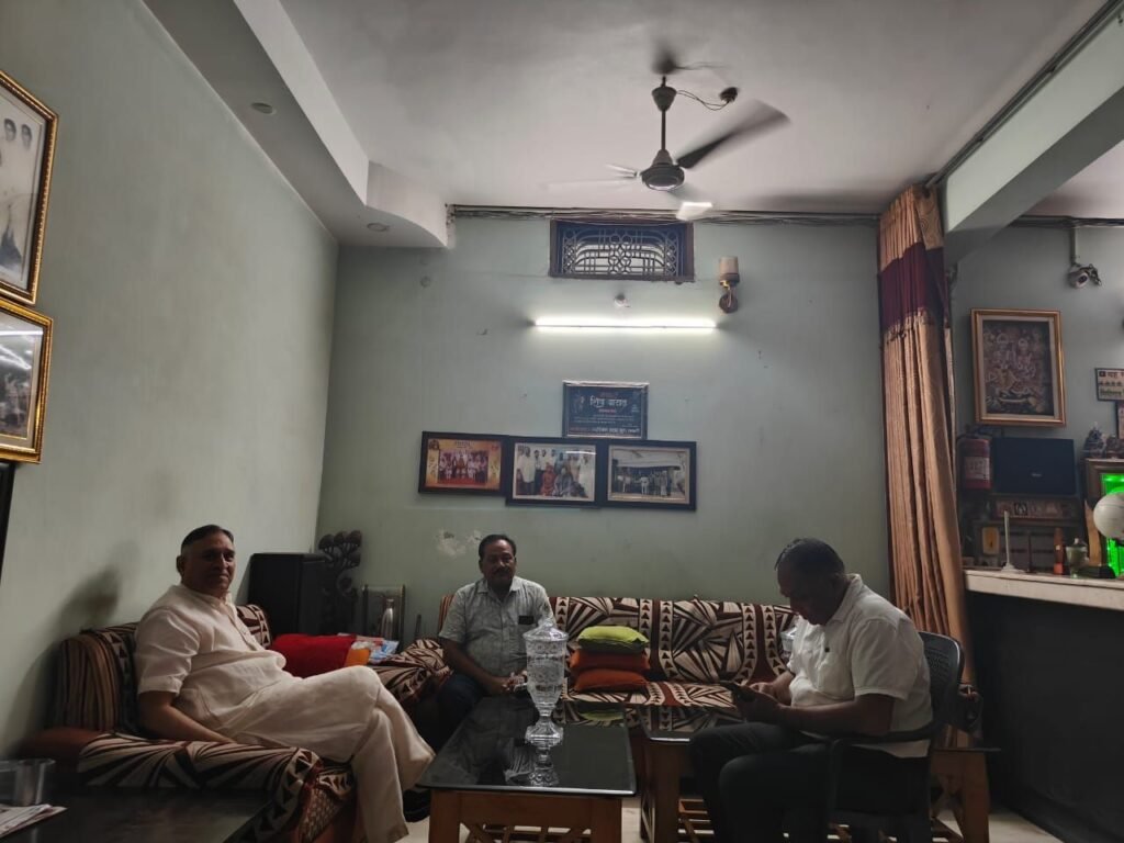 छत्तीसगढ़ दिव्यांगजन वित्त विकास निगम के चेयरमैन लोकेश कांवडिया ने ली कलेक्ट्रेट कार्यालय शक्ति में बैठक. कलेक्टर तोपनो साहब सहित प्रशासनिक अधिकारी रहे मौजूद। शक्ति के गिरिराज रेन बसेरा भी पहुंचे लोकेश जी. जिला भाजपा की अहम बैठक में भी शामिल हुए लोकेश जी kshititech
