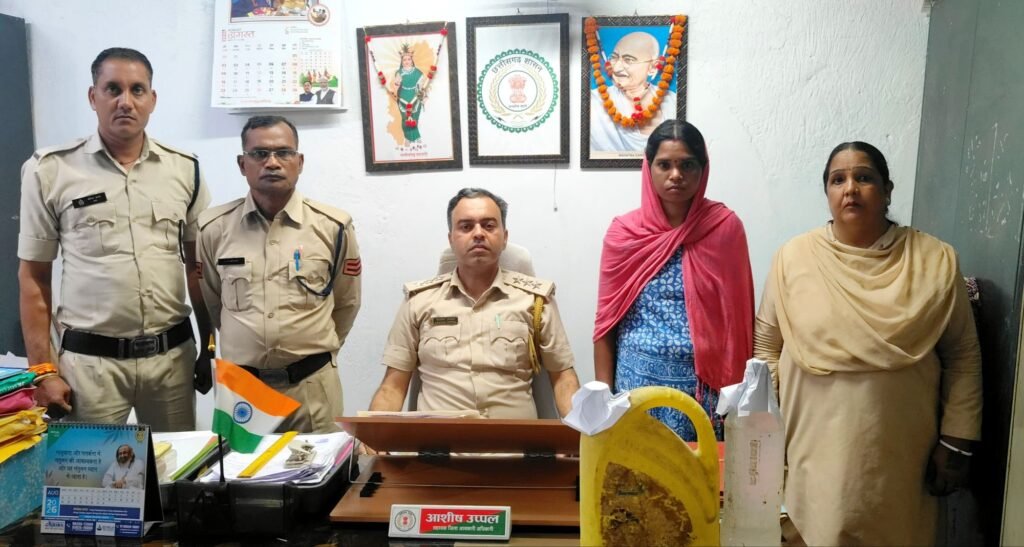 शक्ति जिले में आबकारी विभाग की कार्यवाही में अवैध महुआ शराब विक्रेता महिला गिरफ्तार, 7 लीटर महुआ मदिरा जप्त. सहायक जिला आबकारी अधिकारी आशीष उप्पल के नेतृत्व में चल रही कार्रवाई से अवैध शराब कारोबारियो में मचा हड़कंप शक्ति जिले में आबकारी विभाग की कार्यवाही में अवैध महुआ शराब विक्रेता महिला गिरफ्तार, 7 लीटर महुआ मदिरा जप्त. सहायक जिला आबकारी अधिकारी आशीष उप्पल के नेतृत्व में चल रही कार्रवाई से अवैध शराब कारोबारियो में मचा हड़कंप kshititech