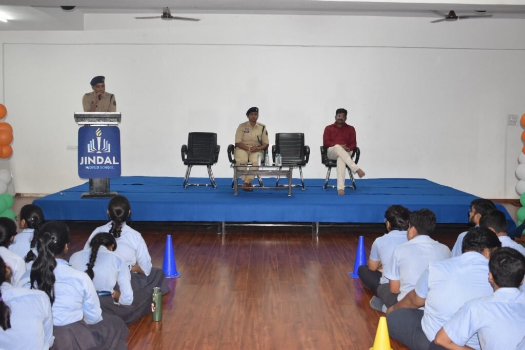 शक्ति जिला पुलिस की जागरूकता पहल-शक्ति के जिंदल वर्ल्ड स्कूल में साइबर जागरूकता अभियान का हुआ आयोजन. एसडीओ पुलिस डॉक्टर भुनेश्वरी पैकरा ने विद्यार्थियों सहित स्कूल परिवार को साइबर अपराधों से बचने किया जागरूक. एसडीओ मैडम ने कहा- किसी भी विपरीत परिस्थितियों में बच्चे घबराए नहीं kshititech