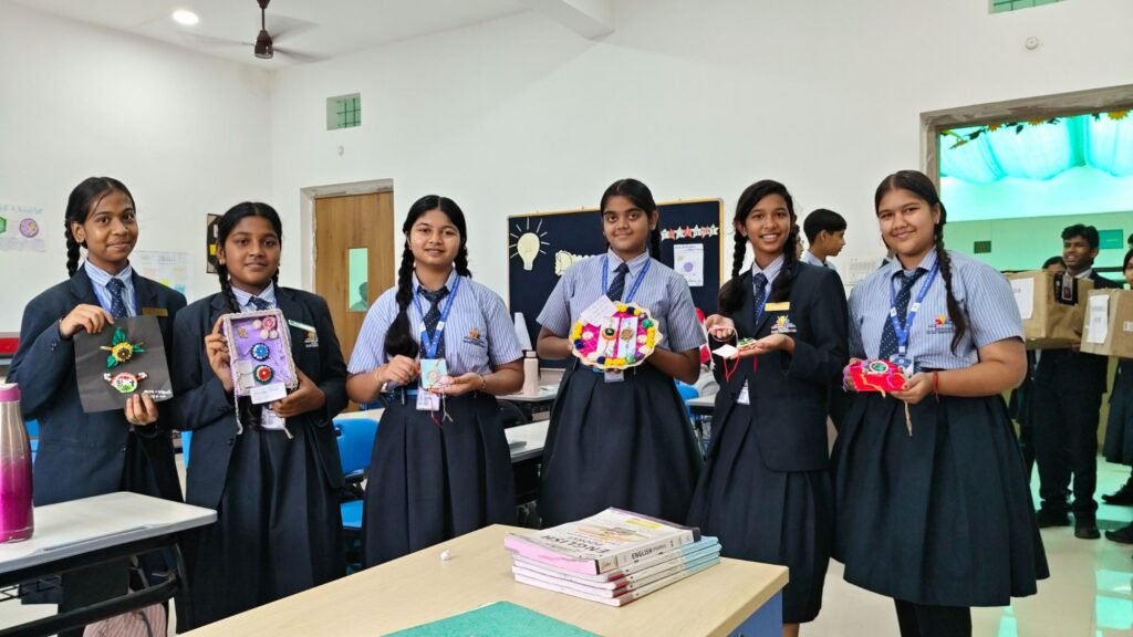 विद्यालय की अनुकरणीय पहल-रक्षाबंधन पर बाराद्वार शहर के एशियन वर्ल्ड स्कूल ने वीर सैनिकों के प्रति व्यक्त किया सम्मान और आभार. विद्यालय के डायरेक्टर नीरज जिंदल ने कहा सैनिकों को समर्पित ये राखियां देशवासियों की प्रार्थना।प्रेम और सम्मान का है प्रतीक kshititech