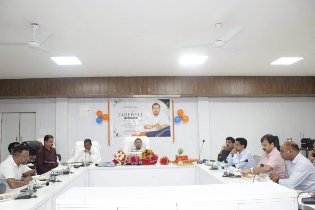 तोपनो साहब का हुआ विदाई समारोह- 23 अगस्त को कलेक्ट्रेट कार्यालय में जिले के प्रशासनिक अधिकारी रहे मौजूद. कलेक्टर तोपनो साहब संवेदनशीलता एवं जनहितैषी कार्यशैली के चलते पूरे प्रदेश में थे लोकप्रिय कलेक्टर. कलेक्टर साहब ने साझा किये अपनी लंबी सेवाओं के अनुभव kshititech