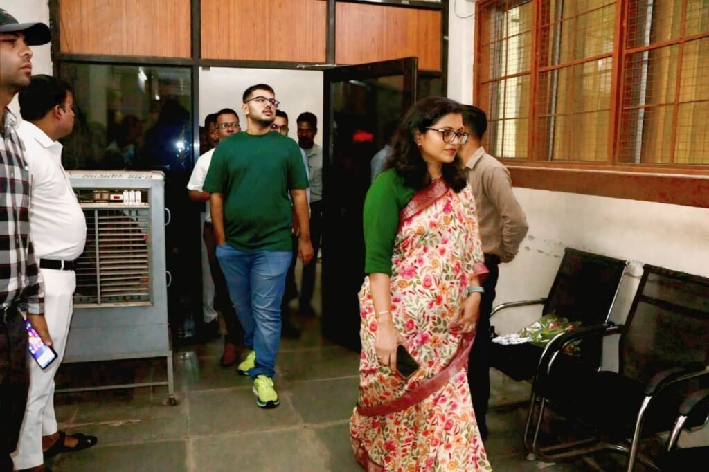 जयश्री जैन ने संभाल लिया शक्ति जिले के कलेक्टर का कार्यभार.24 अगस्त को जय श्री ने पदभार ग्रहण करते हुए कार्यालय का किया निरीक्षण. कर्मचारियों से हुई रुबरु. 2016 बैच की आईएएस अधिकारी है जयश्री जैन kshititech