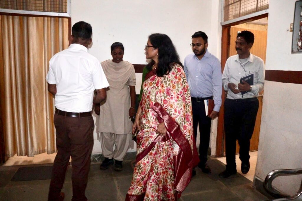 जयश्री जैन ने संभाल लिया शक्ति जिले के कलेक्टर का कार्यभार.24 अगस्त को जय श्री ने पदभार ग्रहण करते हुए कार्यालय का किया निरीक्षण. कर्मचारियों से हुई रुबरु. 2016 बैच की आईएएस अधिकारी है जयश्री जैन kshititech