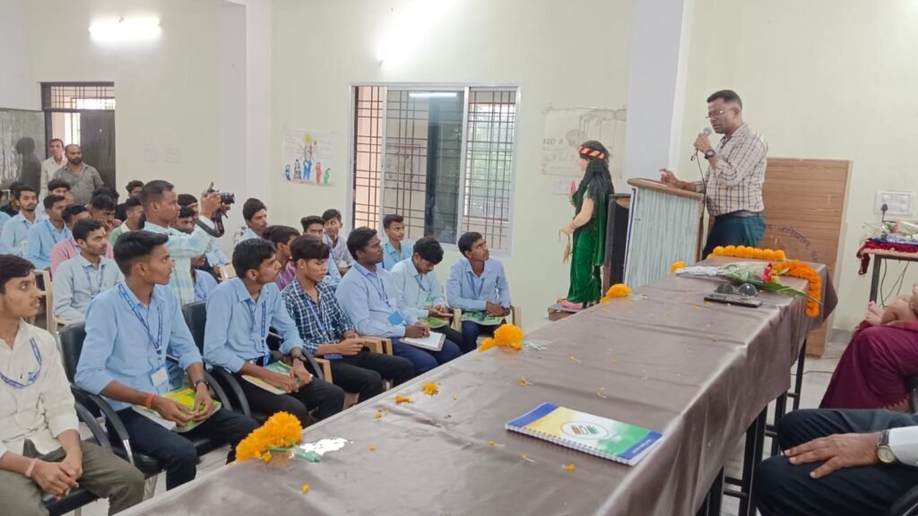 शक्ति जिले के उपbजिला निर्वाचन अधिकारी अरुण कुमार सोम की उपस्थिति में मतदाता जागरूकता कार्यक्रम के अंतर्गत निर्वाचन साक्षरता क्लब का हुआ कार्यशाला. शासकीय क्रांति कुमार कॉलेज में आयोजित था कार्यक्रम शक्ति जिले के उपbजिला निर्वाचन अधिकारी अरुण कुमार सोम की उपस्थिति में मतदाता जागरूकता कार्यक्रम के अंतर्गत निर्वाचन साक्षरता क्लब का हुआ कार्यशाला. शासकीय क्रांति कुमार कॉलेज में आयोजित था कार्यक्रम kshititech
