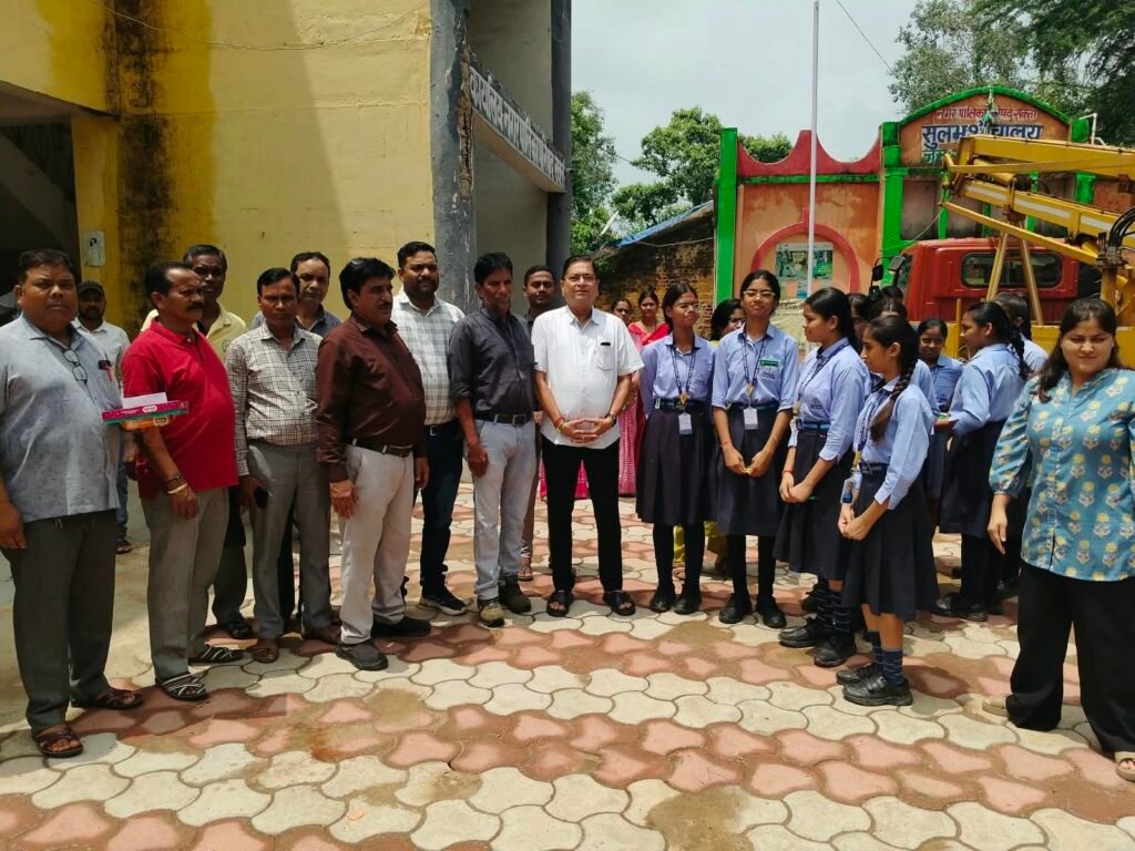 छात्राओं के चेहरे पर आई मुस्कान-नगर पालिका अध्यक्ष श्यामसुंदर अग्रवाल को जिंदल वर्ल्ड स्कूल की छात्राओं ने बांधी राखियां. पालिका परिवार के अधिकारी- कर्मचारियों के साथ भी मनाया रक्षाबंधन का पर्व kshititech