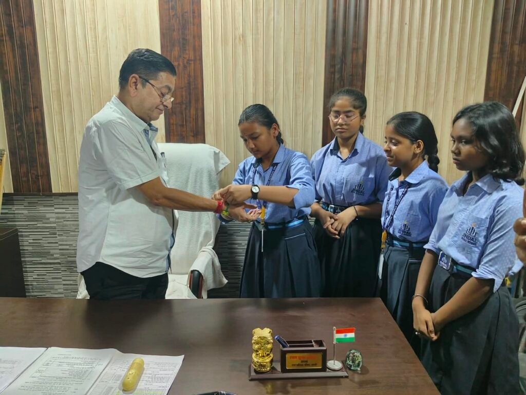 छात्राओं के चेहरे पर आई मुस्कान-नगर पालिका अध्यक्ष श्यामसुंदर अग्रवाल को जिंदल वर्ल्ड स्कूल की छात्राओं ने बांधी राखियां. पालिका परिवार के अधिकारी- कर्मचारियों के साथ भी मनाया रक्षाबंधन का पर्व kshititech