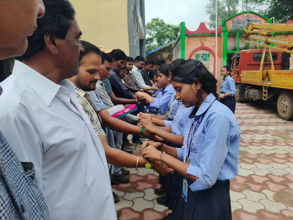 छात्राओं के चेहरे पर आई मुस्कान-नगर पालिका अध्यक्ष श्यामसुंदर अग्रवाल को जिंदल वर्ल्ड स्कूल की छात्राओं ने बांधी राखियां. पालिका परिवार के अधिकारी- कर्मचारियों के साथ भी मनाया रक्षाबंधन का पर्व kshititech