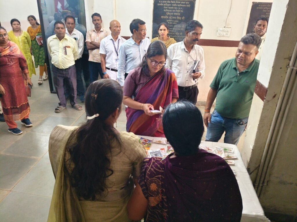 शक्ति जिले के सरकारी दफ्तरों में अब सुबह 10:00 बजे पहुंचना होगा अधिकारी- कर्मचारियों को. नवपदस्थ कलेक्टर जयश्री ने दिए समय सीमा की बैठक में निर्देश. जनदर्शन में 67 नागरिकों की सुनी समस्याएं। रक्षाबंधन को देखते हुए स्व सहायता समूहो द्वारा हाथों से बनाई गई राखियां खरीदी कलेक्टर मैडम ने. शक्ति जिले की 10 खबरें एक साथ एक ही लिंक पर kshititech