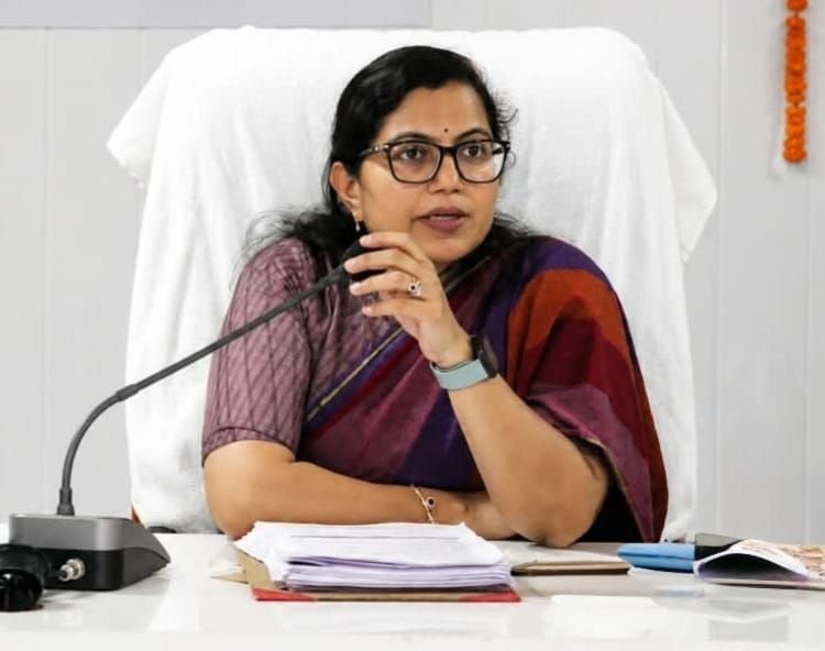 शक्ति जिले के सरकारी दफ्तरों में अब सुबह 10:00 बजे पहुंचना होगा अधिकारी- कर्मचारियों को. नवपदस्थ कलेक्टर जयश्री ने दिए समय सीमा की बैठक में निर्देश. जनदर्शन में 67 नागरिकों की सुनी समस्याएं। रक्षाबंधन को देखते हुए स्व सहायता समूहो द्वारा हाथों से बनाई गई राखियां खरीदी कलेक्टर मैडम ने. शक्ति जिले की 10 खबरें एक साथ एक ही लिंक पर kshititech