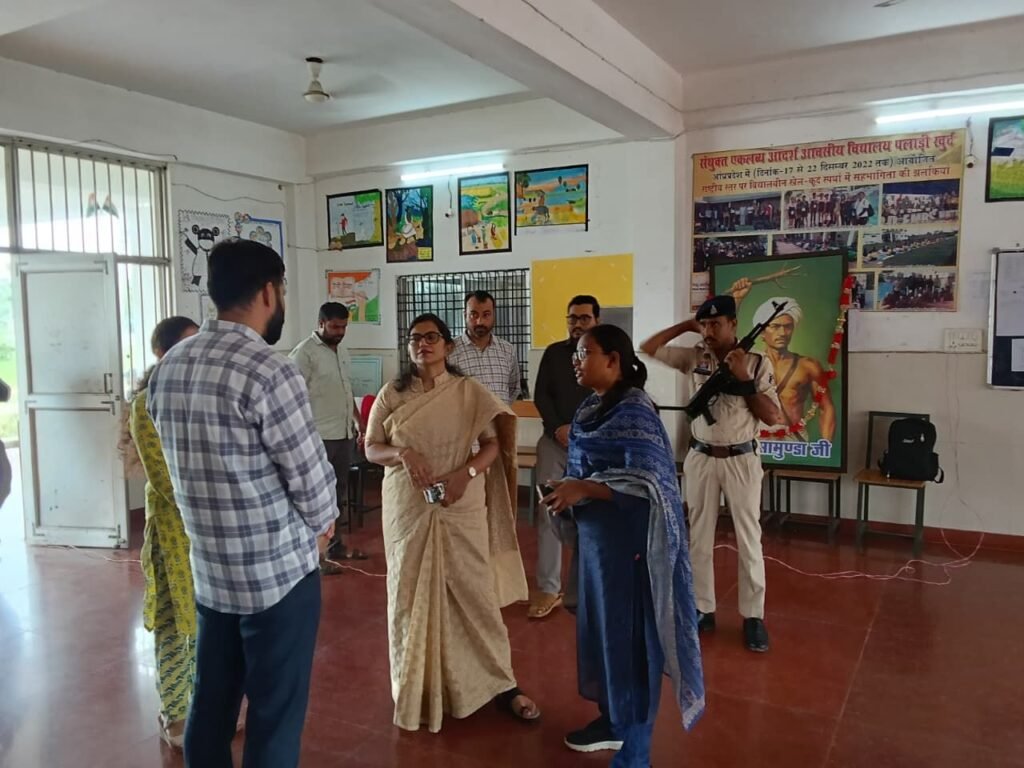 शक्ति जिले के एकलव्य आवासीय विद्यालय में आ रही शिकायतों पर निरीक्षण करने पहुंचे कलेक्टर जय श्री विद्यालय प्रबंधन को दिए सख्त निर्देश. विद्यालय परिसर में स्वच्छता एवं गुणवत्ता युक्त भोजन के लिए भी कलेक्टर मैडम ने दिए निर्देश. अव्यवस्थाओं को लेकर नाराजगी भी जाहिर की प्रशासनिक मुखिया ने kshititech