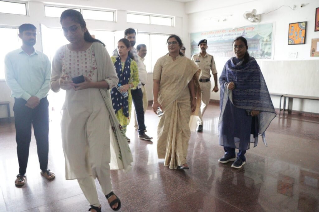 शक्ति जिले के एकलव्य आवासीय विद्यालय में आ रही शिकायतों पर निरीक्षण करने पहुंचे कलेक्टर जय श्री विद्यालय प्रबंधन को दिए सख्त निर्देश. विद्यालय परिसर में स्वच्छता एवं गुणवत्ता युक्त भोजन के लिए भी कलेक्टर मैडम ने दिए निर्देश. अव्यवस्थाओं को लेकर नाराजगी भी जाहिर की प्रशासनिक मुखिया ने kshititech