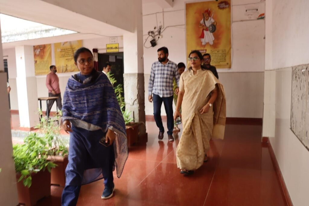 शक्ति जिले के एकलव्य आवासीय विद्यालय में आ रही शिकायतों पर निरीक्षण करने पहुंचे कलेक्टर जय श्री विद्यालय प्रबंधन को दिए सख्त निर्देश. विद्यालय परिसर में स्वच्छता एवं गुणवत्ता युक्त भोजन के लिए भी कलेक्टर मैडम ने दिए निर्देश. अव्यवस्थाओं को लेकर नाराजगी भी जाहिर की प्रशासनिक मुखिया ने kshititech
