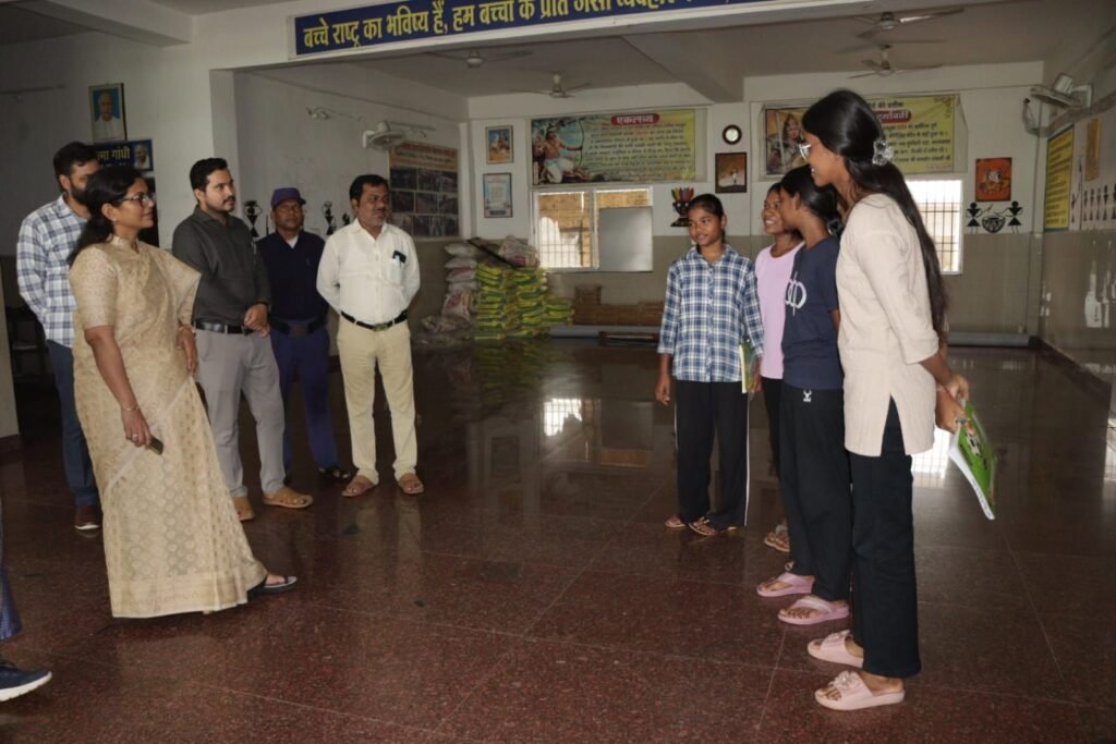 शक्ति जिले के एकलव्य आवासीय विद्यालय में आ रही शिकायतों पर निरीक्षण करने पहुंचे कलेक्टर जय श्री विद्यालय प्रबंधन को दिए सख्त निर्देश. विद्यालय परिसर में स्वच्छता एवं गुणवत्ता युक्त भोजन के लिए भी कलेक्टर मैडम ने दिए निर्देश. अव्यवस्थाओं को लेकर नाराजगी भी जाहिर की प्रशासनिक मुखिया ने kshititech