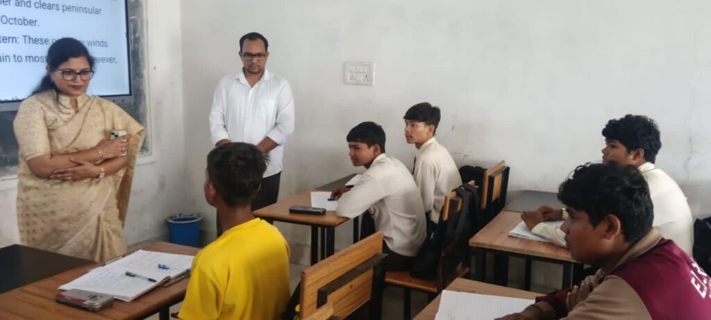 शक्ति जिले के एकलव्य आवासीय विद्यालय में आ रही शिकायतों पर निरीक्षण करने पहुंचे कलेक्टर जय श्री विद्यालय प्रबंधन को दिए सख्त निर्देश. विद्यालय परिसर में स्वच्छता एवं गुणवत्ता युक्त भोजन के लिए भी कलेक्टर मैडम ने दिए निर्देश. अव्यवस्थाओं को लेकर नाराजगी भी जाहिर की प्रशासनिक मुखिया ने kshititech
