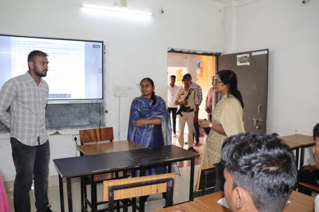 शक्ति जिले के एकलव्य आवासीय विद्यालय में आ रही शिकायतों पर निरीक्षण करने पहुंचे कलेक्टर जय श्री विद्यालय प्रबंधन को दिए सख्त निर्देश. विद्यालय परिसर में स्वच्छता एवं गुणवत्ता युक्त भोजन के लिए भी कलेक्टर मैडम ने दिए निर्देश. अव्यवस्थाओं को लेकर नाराजगी भी जाहिर की प्रशासनिक मुखिया ने kshititech
