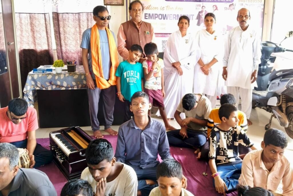 जिला मुख्यालय शक्ति के ब्रह्माकुमारीज की बहनों ने दृष्टिबाधित स्कूल में बच्चों को बांधी राखी.नेत्रहीन बच्चों के जीवन में रोशनी लाना समाज का दायित्व. जिला मुख्यालय शक्ति के ब्रह्माकुमारीज की बहनों ने दृष्टिबाधित स्कूल में बच्चों को बांधी राखी.नेत्रहीन बच्चों के जीवन में रोशनी लाना समाज का दायित्व. kshititech