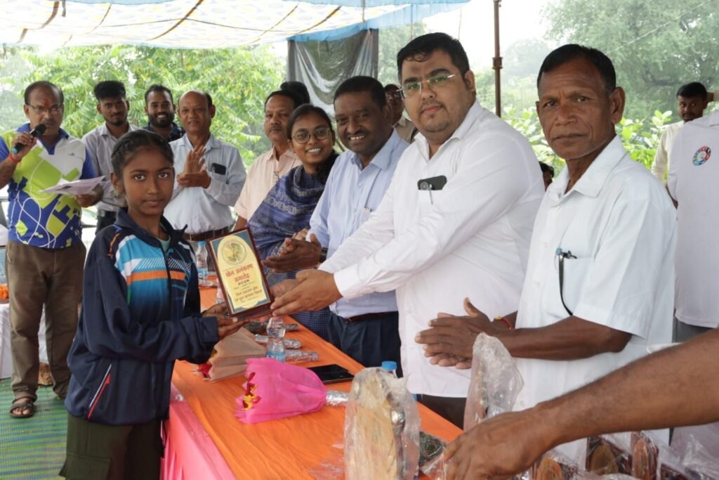 शक्ति के भाजपा मंडल अध्यक्ष अभिषेक शर्मा ने किया खेलो इंडिया कार्यक्रम के दौरान खिलाड़ियों को सम्मानित।जिले में राष्ट्रीय खेल दिवस पर आयोजित हुआ खेल दिवस एवं खेल अलंकरण समारोह. अभिषेक ने कहा- केंद्र की सरकार खेलो इंडिया के तहत खिलाड़ियों को दे रहीप्रोत्साहन kshititech