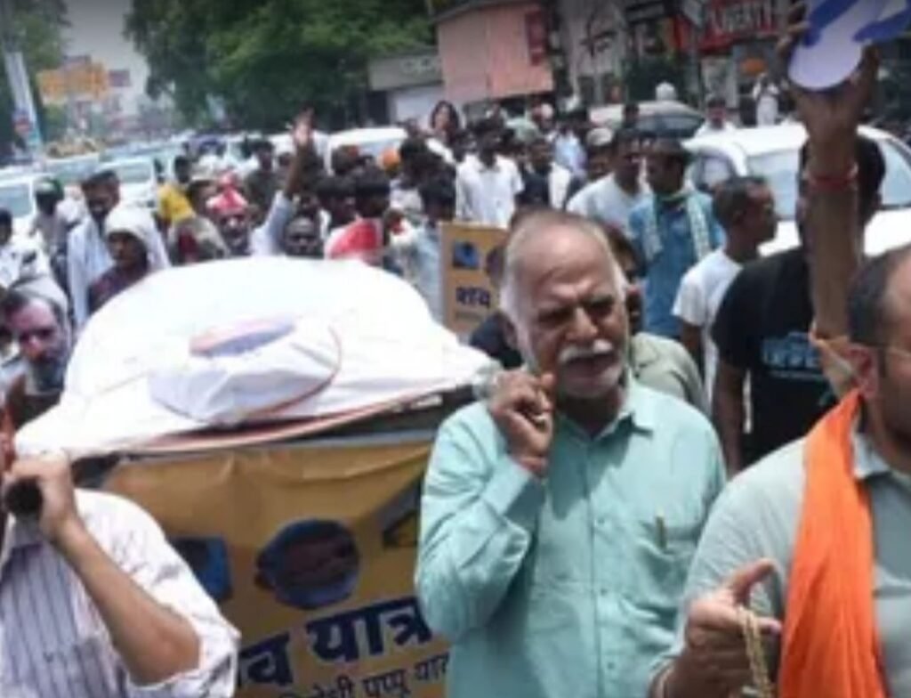 सांसद की निकाल दी शव यात्रा एवं फूंक दिया पुतला. सनातन धर्म के लोगों ने सांसद की हरकतों को लेकर किया विरोध प्रदर्शन kshititech
