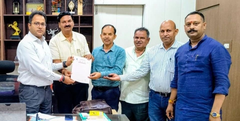 छत्तीसगढ़ शिक्षक संघ ने शिक्षा संचालक को सौंपा 11 सूत्रीय ज्ञापन।भर्ती-पदोन्नति नियम-2026 लागू करने और बायोमेट्रिक उपस्थिति की उठी मांग।शिक्षा संचालक ऋतुराज रघुवंशी ने प्रतिनिधिमंडल को दिया मांगों के समयबद्ध व त्वरित निराकरण का आश्वासन kshititech