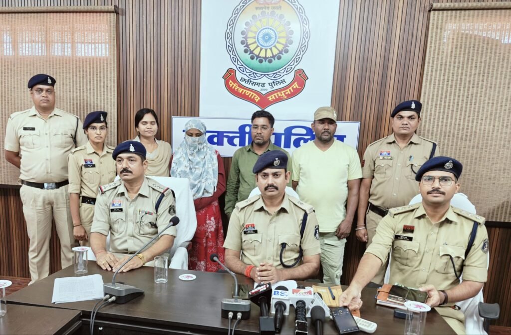 धन्यवाद बाराद्वार पुलिस-90 लाख रुपए की ठगी का मामला-बाराद्वार पुलिस की सक्रियता से धोखाधड़ी के मामले के आरोपियों की 24 घंटे के अंदर हुई गिरफ्तारी. 6 अगस्त को एसपी कार्यालय में आयोजित प्रेस वार्ता में एडिशनल एसपी पंकज पटेल ने दी जानकारी.बाराद्वार थाने के टीआई नरेंद्र यादव का भी रहा अहम योगदान kshititech