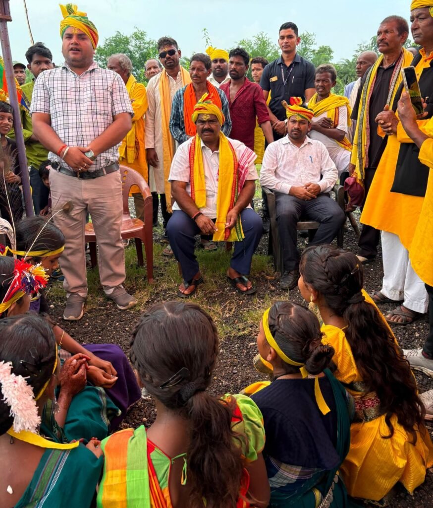 विश्व आदिवासी दिवस के कार्यक्रम में पहुंचे विधायक व्यास कश्यप ने आदिवासी समाज के बीच किया आत्मीय संवाद. समाज बंधुओ ने भी किया विधायक जी का स्वागत. विधायक जी ने कहा- अपने अधिकारों की रक्षा के लिए आदिवासी समाज का संघर्ष और योगदान प्रेरणादाई kshititech