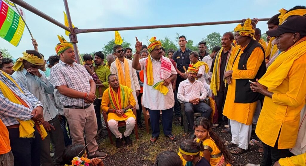 विश्व आदिवासी दिवस के कार्यक्रम में पहुंचे विधायक व्यास कश्यप ने आदिवासी समाज के बीच किया आत्मीय संवाद. समाज बंधुओ ने भी किया विधायक जी का स्वागत. विधायक जी ने कहा- अपने अधिकारों की रक्षा के लिए आदिवासी समाज का संघर्ष और योगदान प्रेरणादाई kshititech