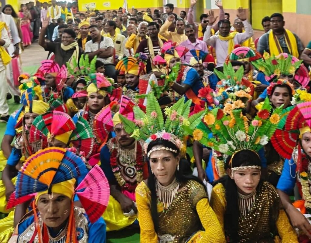 शक्ति में नेता प्रतिपक्ष महंत जी एवं पूर्व मंत्री जयसिंह अग्रवाल की उपस्थिति में हुआ विश्व आदिवासी दिवस का कार्यक्रम. समाज बंधुओ की रही भारी उपस्थिति.पारंपरिक वेशभूषा में नजर आई आदिवासी समाज की नारी शक्ति kshititech