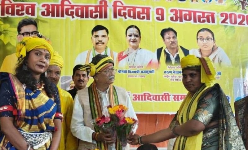 शक्ति में नेता प्रतिपक्ष महंत जी एवं पूर्व मंत्री जयसिंह अग्रवाल की उपस्थिति में हुआ विश्व आदिवासी दिवस का कार्यक्रम. समाज बंधुओ की रही भारी उपस्थिति.पारंपरिक वेशभूषा में नजर आई आदिवासी समाज की नारी शक्ति kshititech
