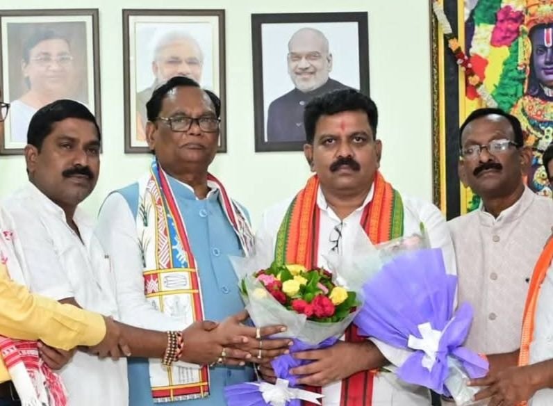 शाकांभरी बोर्ड के सदस्य प्रेम पटेल ने करी उपमुख्यमंत्री विजय शर्मा से मुलाकात. कवर्धा प्रवास के दौरान विभिन्न विषयों पर चर्चा हुई डिप्टी सीएम साहब से kshititech