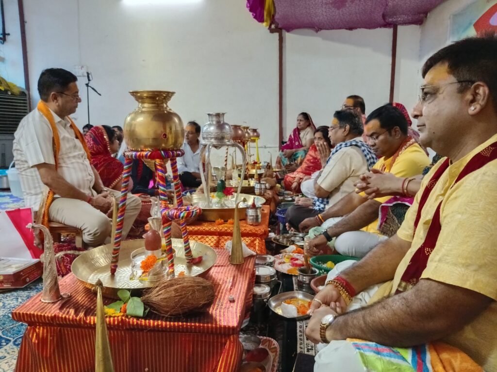 सावन के महीने में होता है रुद्राभिषेक का अपना महत्व- महामंडलेश्वर अमृतानंद सरस्वती भरत महाराज. पराशक्ति ज्योतिष पीठम्म में 10 अगस्त को हुआ भव्य रुद्राभिषेक एवं महारास कार्यक्रम का समापन. अंतिम दिवस नगर पालिका अध्यक्ष श्याम सुंदर अग्रवाल. सराफा एसोसिएशन अध्यक्ष राजेश सराफ एवं चेंबर अध्यक्ष योगेश अग्रवाल ने करवाई पूजा अर्चना. रविवार को पूर्व नेता प्रतिपक्ष नारायण चंदेल ने भी की थी पूजा अर्चना kshititech