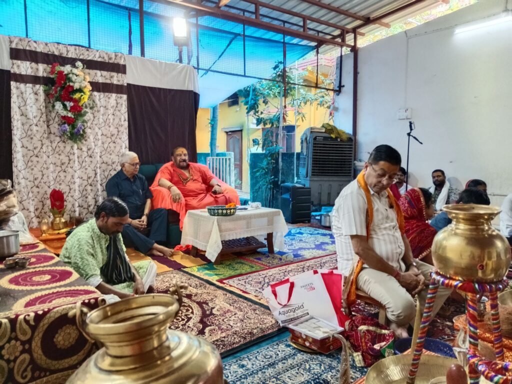 सावन के महीने में होता है रुद्राभिषेक का अपना महत्व- महामंडलेश्वर अमृतानंद सरस्वती भरत महाराज. पराशक्ति ज्योतिष पीठम्म में 10 अगस्त को हुआ भव्य रुद्राभिषेक एवं महारास कार्यक्रम का समापन. अंतिम दिवस नगर पालिका अध्यक्ष श्याम सुंदर अग्रवाल. सराफा एसोसिएशन अध्यक्ष राजेश सराफ एवं चेंबर अध्यक्ष योगेश अग्रवाल ने करवाई पूजा अर्चना. रविवार को पूर्व नेता प्रतिपक्ष नारायण चंदेल ने भी की थी पूजा अर्चना kshititech
