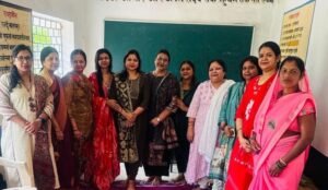 शक्ति की अखिल भारतीय अग्रवाल महिला सम्मेलन की सदस्यों ने किया बोरदा के सरकारी स्कूल में बच्चों को स्कूल बैग एवं बिस्किट का वितरण. बच्चों को मोटिवेट भी किया महिला समिति ने। गांव की सरपंच अमिता सिदार भी रही मौजूद kshititech