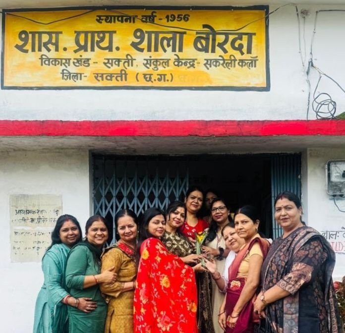 शक्ति की अखिल भारतीय अग्रवाल महिला सम्मेलन की सदस्यों ने किया बोरदा के सरकारी स्कूल में बच्चों को स्कूल बैग एवं बिस्किट का वितरण. बच्चों को मोटिवेट भी किया महिला समिति ने। गांव की सरपंच अमिता सिदार भी रही मौजूद kshititech
