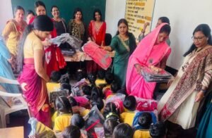 शक्ति की अखिल भारतीय अग्रवाल महिला सम्मेलन की सदस्यों ने किया बोरदा के सरकारी स्कूल में बच्चों को स्कूल बैग एवं बिस्किट का वितरण. बच्चों को मोटिवेट भी किया महिला समिति ने। गांव की सरपंच अमिता सिदार भी रही मौजूद kshititech
