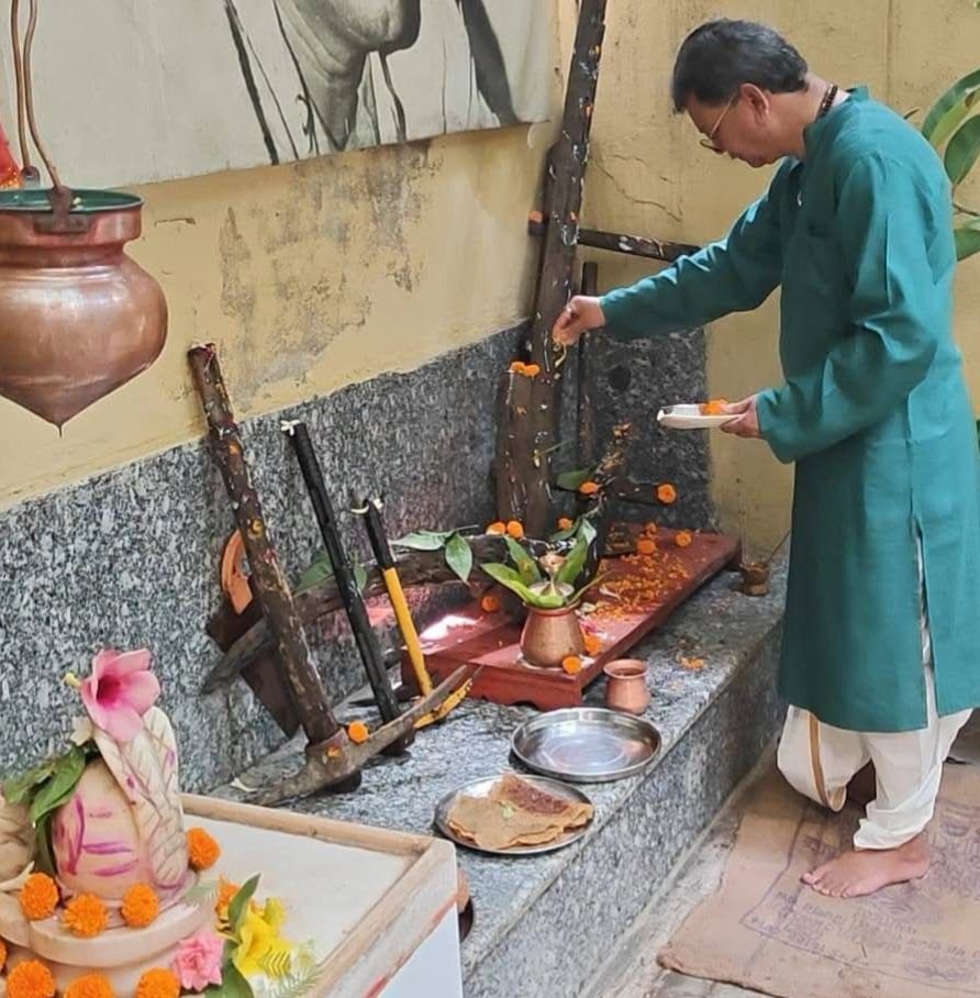 हरेली के मौके पर नेता प्रतिपक्ष डॉ चरण दास महंत ने करी अपने पैतृक निवास में कृषि यंत्रों की पूजा अर्चना. महंत जी ने कहा- आज का यह पर्व प्रकृति एवं श्रम के प्रति सम्मान प्रकट करने का है पुनीत दिवस kshititech