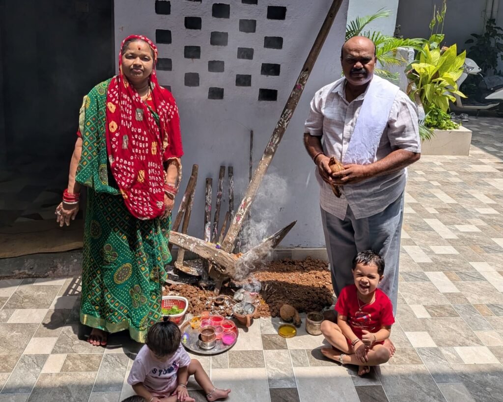 विधायक व्यास कश्यप ने कृषि औजारों की पूजा अर्चना कर क्षेत्र वासियों को दी हरेली तिहार की शुभकामनाएं। प्रदेश की सुख समृद्धि की भी करी कामना. विधायक जी ने कहा-संस्कृति.परंपरा एवं लोक जीवन से जुड़ा हुआ महापर्व है हरेली kshititech