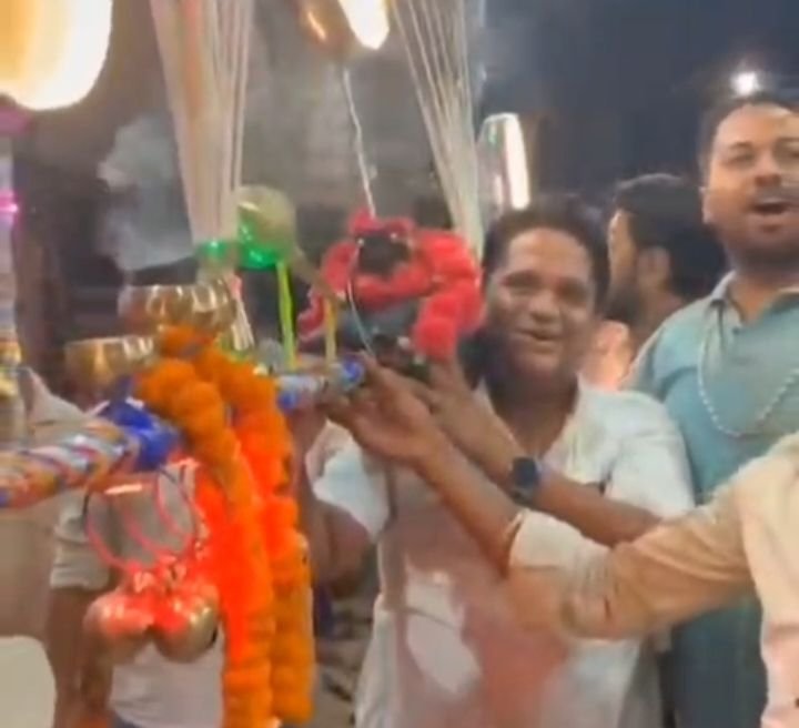 ऐतिहासिक कावड़ को देखने उमड़ी लोगों की भीड़--शक्ति से 31 किलो की कावड़ के साथ रवाना हुए 70 शिव भक्त. जिले के एडिशनल एसपी पटेल साहब भी पहुंचे शिव भक्त कांवड़ियों का उत्साहवर्धन करने. पहली बार शक्ति से भव्य कावड़ के साथ बैजनाथ धाम में जलाभिषेक करेंगे शिव भक्त ऐतिहासिक कावड़ को देखने उमड़ी लोगों की भीड़--शक्ति से 31 किलो की कावड़ के साथ रवाना हुए 70 शिव भक्त. जिले के एडिशनल एसपी पटेल साहब भी पहुंचे शिव भक्त कांवड़ियों का उत्साहवर्धन करने. पहली बार शक्ति से भव्य कावड़ के साथ बैजनाथ धाम में जलाभिषेक करेंगे शिव भक्त kshititech