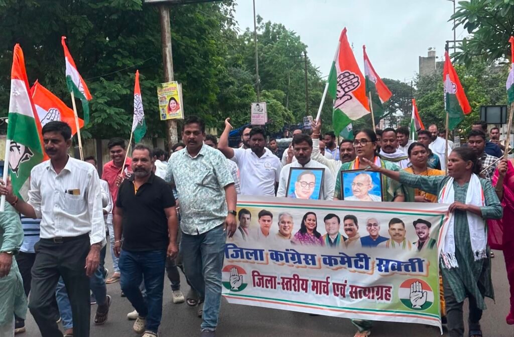 कांग्रेस के राष्ट्रीय अध्यक्ष खड़गे के समर्थन में जिला मुख्यालय शक्ति में कांग्रेस कमेटी ने किया सत्याग्रह एवं पैदल मार्च का आयोजन. चंद्रपुर विधायक रामकुमार यादव एवं जिला अध्यक्ष रश्मि गभेल के नेतृत्व में आयोजित था कार्यक्रम kshititech