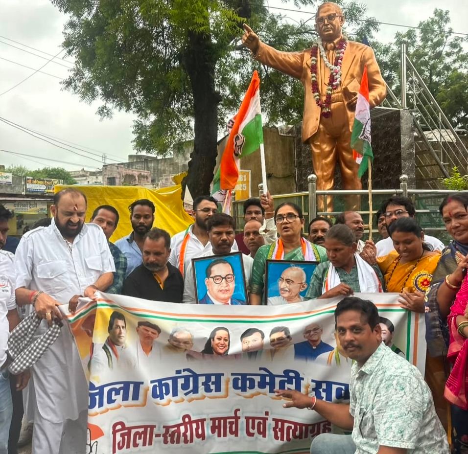 कांग्रेस के राष्ट्रीय अध्यक्ष खड़गे के समर्थन में जिला मुख्यालय शक्ति में कांग्रेस कमेटी ने किया सत्याग्रह एवं पैदल मार्च का आयोजन. चंद्रपुर विधायक रामकुमार यादव एवं जिला अध्यक्ष रश्मि गभेल के नेतृत्व में आयोजित था कार्यक्रम kshititech