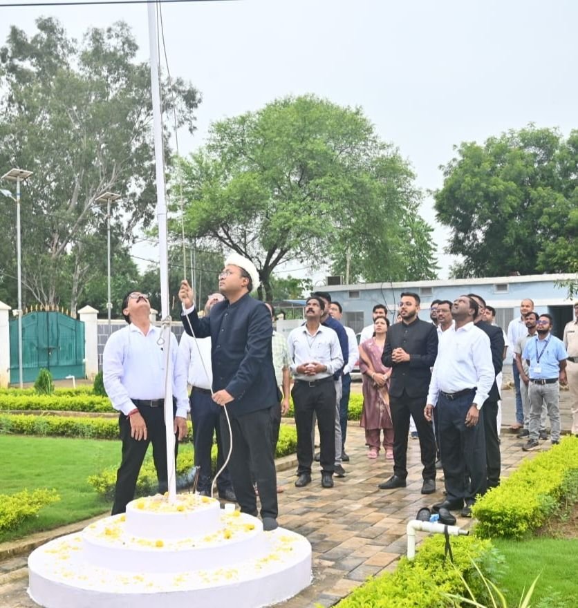 उक्ति जिले के कलेक्टर श्री अमृत विकास तोपनो ने कलेक्टर आवास में किया ध्वजारोहण उक्ति जिले के कलेक्टर श्री अमृत विकास तोपनो ने कलेक्टर आवास में किया ध्वजारोहण kshititech