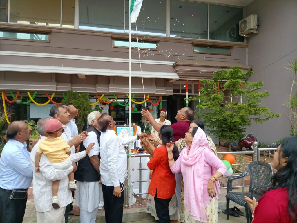 शक्ति के गिरिराज रेन बसेरा में स्वतंत्रता दिवस पर हुआ ध्वजारोहण. कैप्टन आस्था अग्रवाल भी रही मौजूद। अंगूरी देवी अग्रवाल ने किया ध्वजारोंहन. भारत माता की पूजा अर्चना का भी हुआ कार्यक्रम kshititech