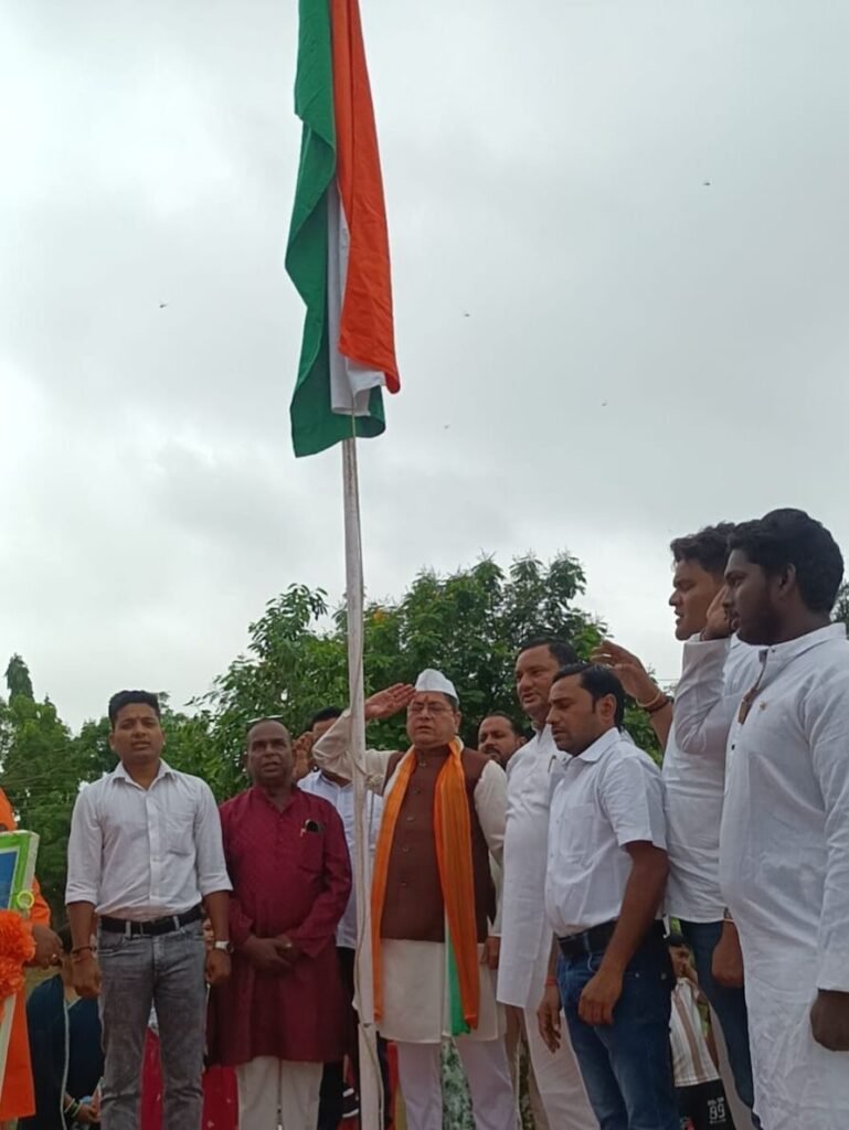मुखर्जी वाटिका में नगर पालिका अध्यक्ष श्याम सुंदर अग्रवाल ने फहराया तिरंगा.श्री हनुमान परिवार सेवा समिति के सदस्य भी रहे मौजूद. श्याम सुंदर ने करी हनुमान सेवा परिवार के कार्यों की प्रशंसा kshititech