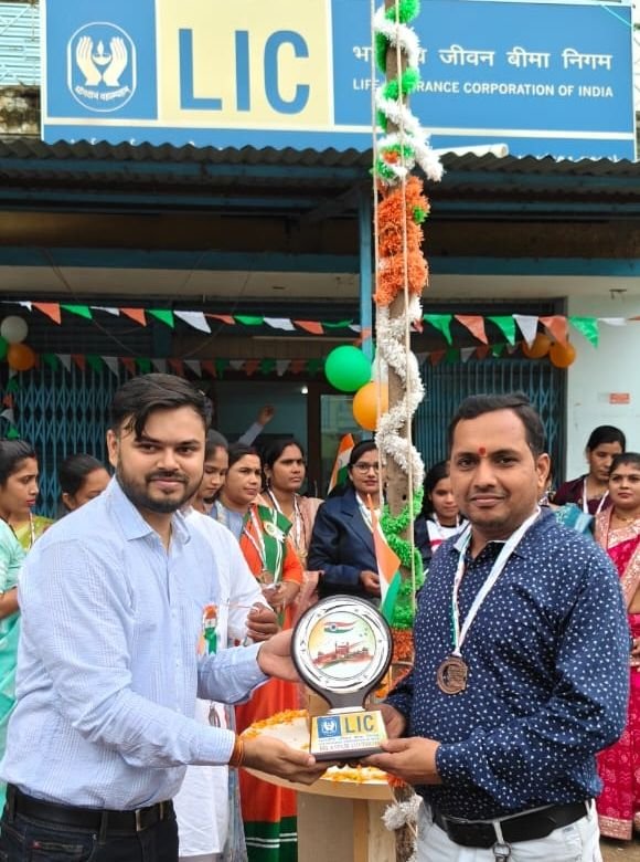स्वतंत्रता दिवस पर सम्मानित हुए शक्ति के एलआईसी अभिकर्ता अरुण कसेर.उत्कृष्ट कार्यो के लिए मिला मेडल. शाखा प्रबंधक सहित बीमा अधिकारियों के हाथों से मिला यह सम्मान kshititech